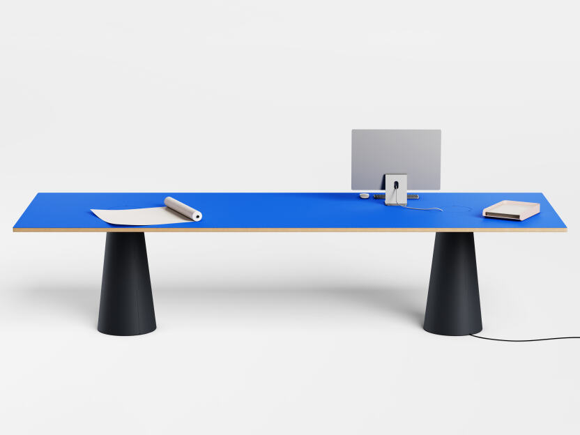 ALT (All Linoleum Table) konisches Tischgestell mit rechteckiger Tischplatte und integrierter Kabelmanagement-Lösung. Beschichtet mit Midnight Blue und Carbon Linoleum, designed by Keiji Takeuchi