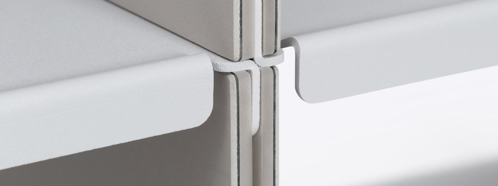 Qualität 
Das Regal besteht aus wertigen MDF Seiten die beidseitig mit Forbo Linoleum beschichtet werden und pulverbeschichteten Stahlblechböden mit einer feinstrukturierten, kratzfesten Oberfläche.