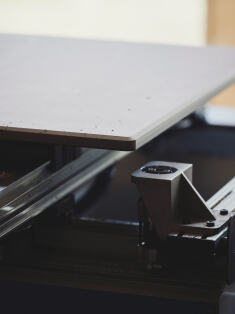 Valchromate table with an edge skew