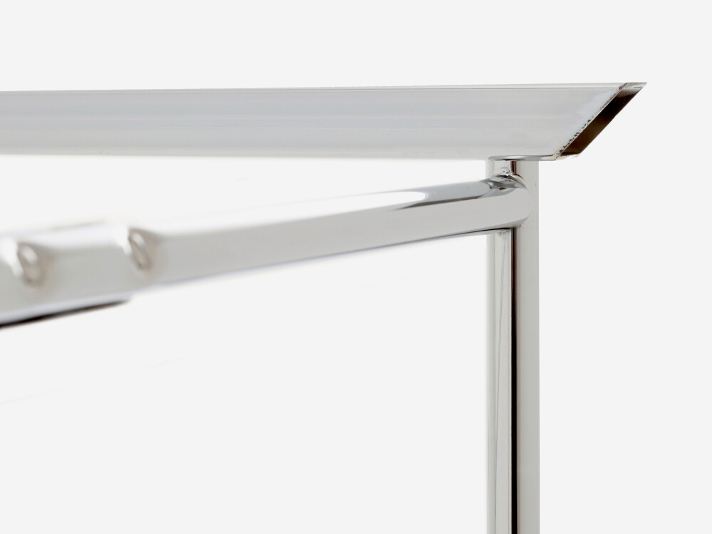 Detailansicht des Plattenverstärkers am E2 Tischgestell, aus pulverbeschichtetem Stahl zur Stabilisierung der Tischplatte.