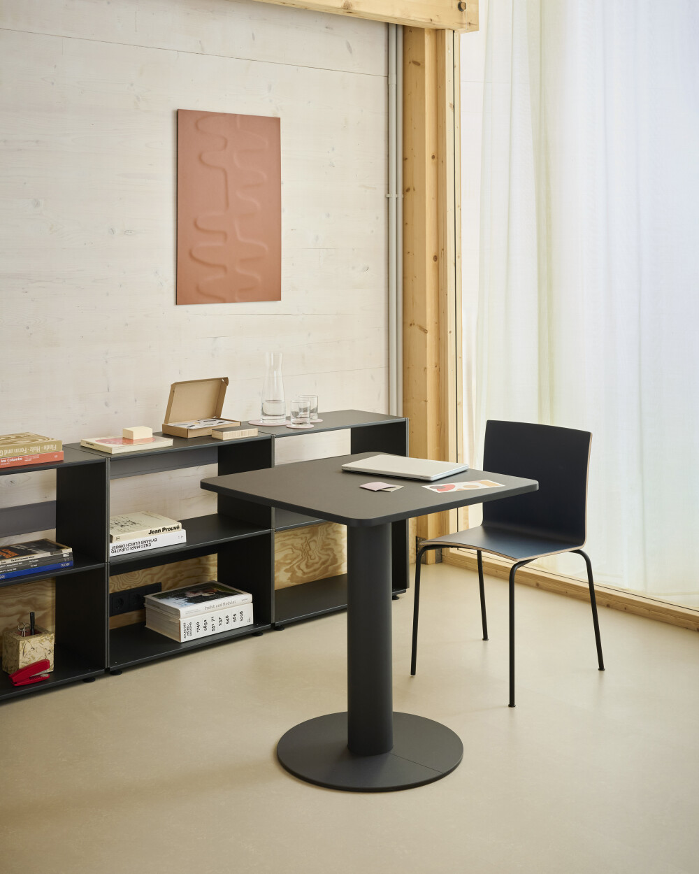 Quadratischer SPOT Bistrotisch mit Linoleumoberfläche als kompakter Arbeitsplatz im Homeoffice.