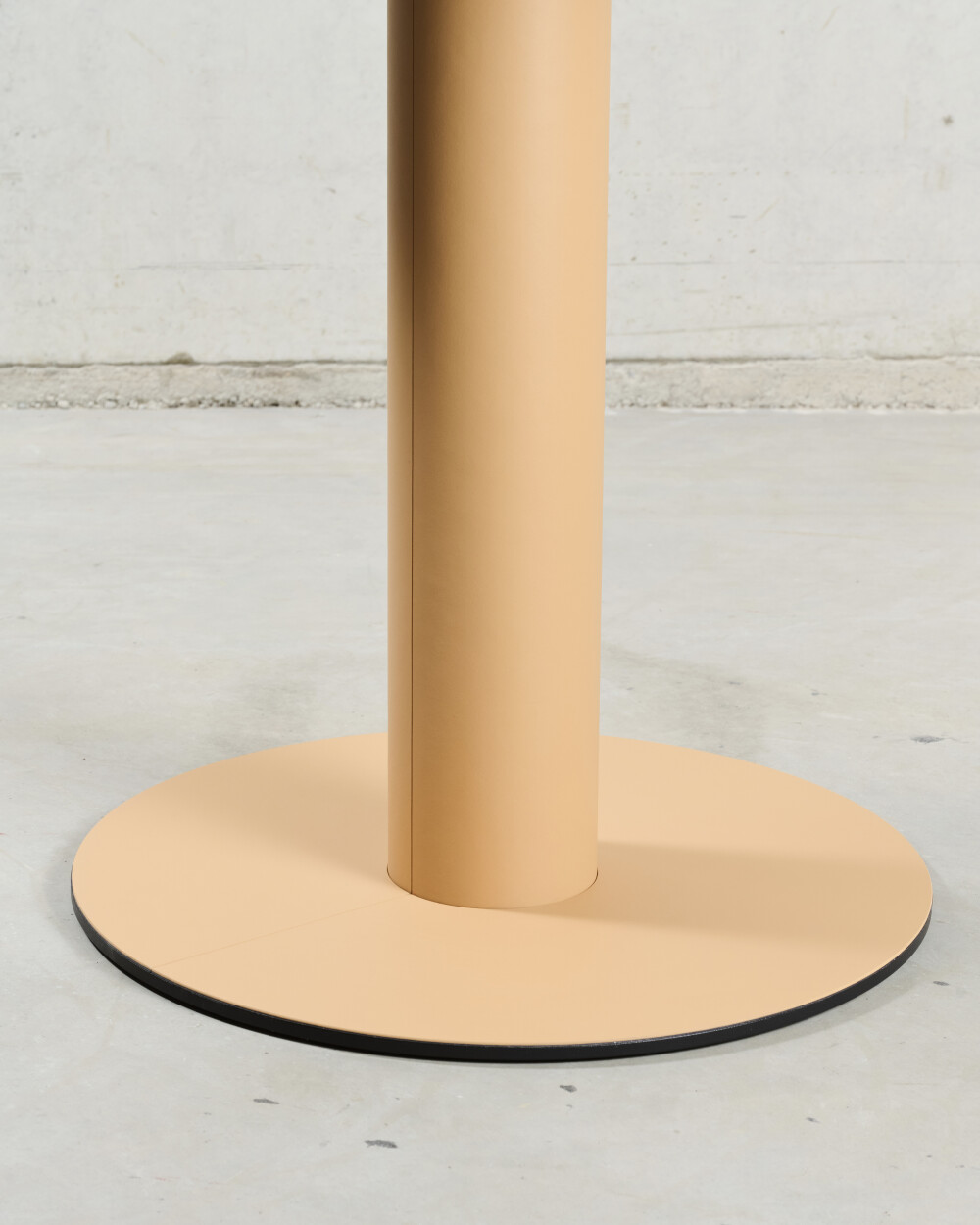 Detail des SPOT Bistrotisch-Fußes mit abnehmbarer, magnetischer Linoleumabdeckung für eine einfache Wartung und Pflege.
