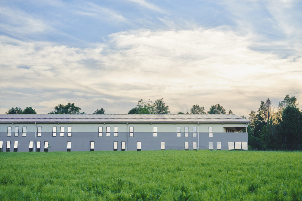Seitenfassade der Produktionsstätte von Faust Linoleum in Huglfing, Deutschland