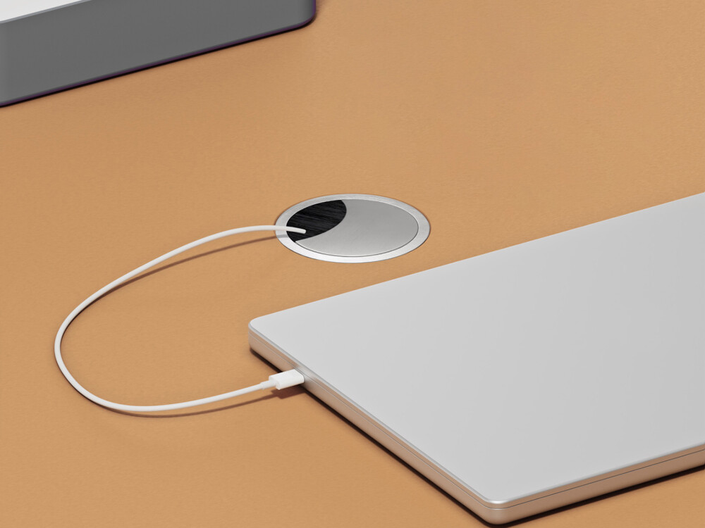 Runder Kabeldurchlass von Faust mit herausnehmbarem Aluminiumdeckel und Bürsteneinsatz, flächenbündig in Linoleumplatte eingelassen.