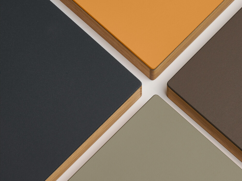 Vierfarbige Linoleumplatten mit Eichekante – Farbtöne Leather, Espresso, Pistachio und Charcoal als Kombinationsbeispiel.