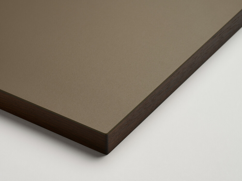 Faust-Tischplatte mit matter Linoleumoberfläche in Taupe und abgerundeter, dunkel geölter Massivholzkante aus Räuchereiche.