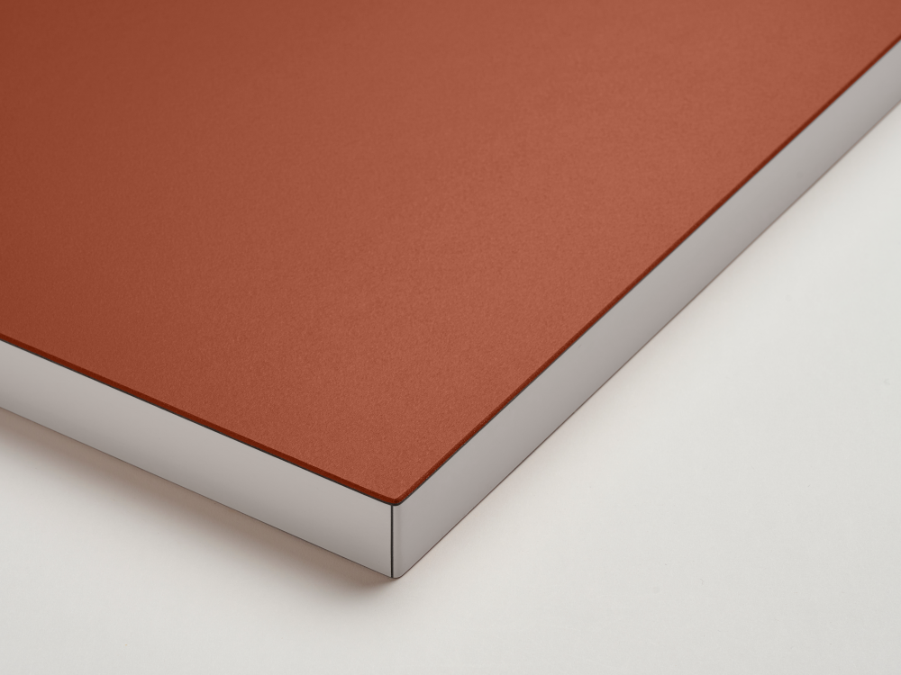 Studioaufnahme einer Faust-Tischplatte mit matter Linoleumoberfläche in Terrakotta und glatter ABS-Kante in Lichtgrau.