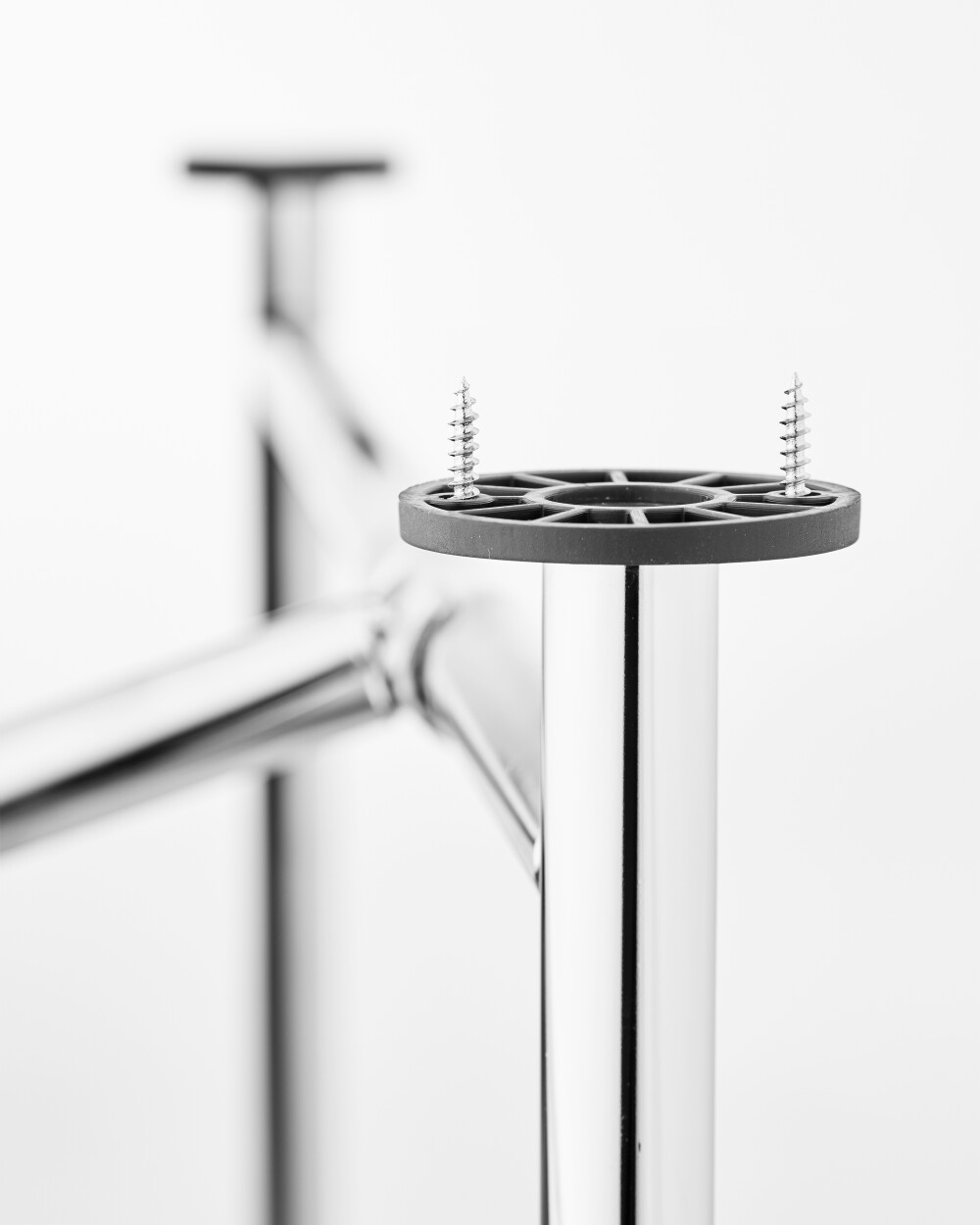 Plattenträger mit schwarzer Kunststoff-Kopfplatte zum Anschrauben auf das E2 Tischgestell, für sicheren Halt der Tischplatte.