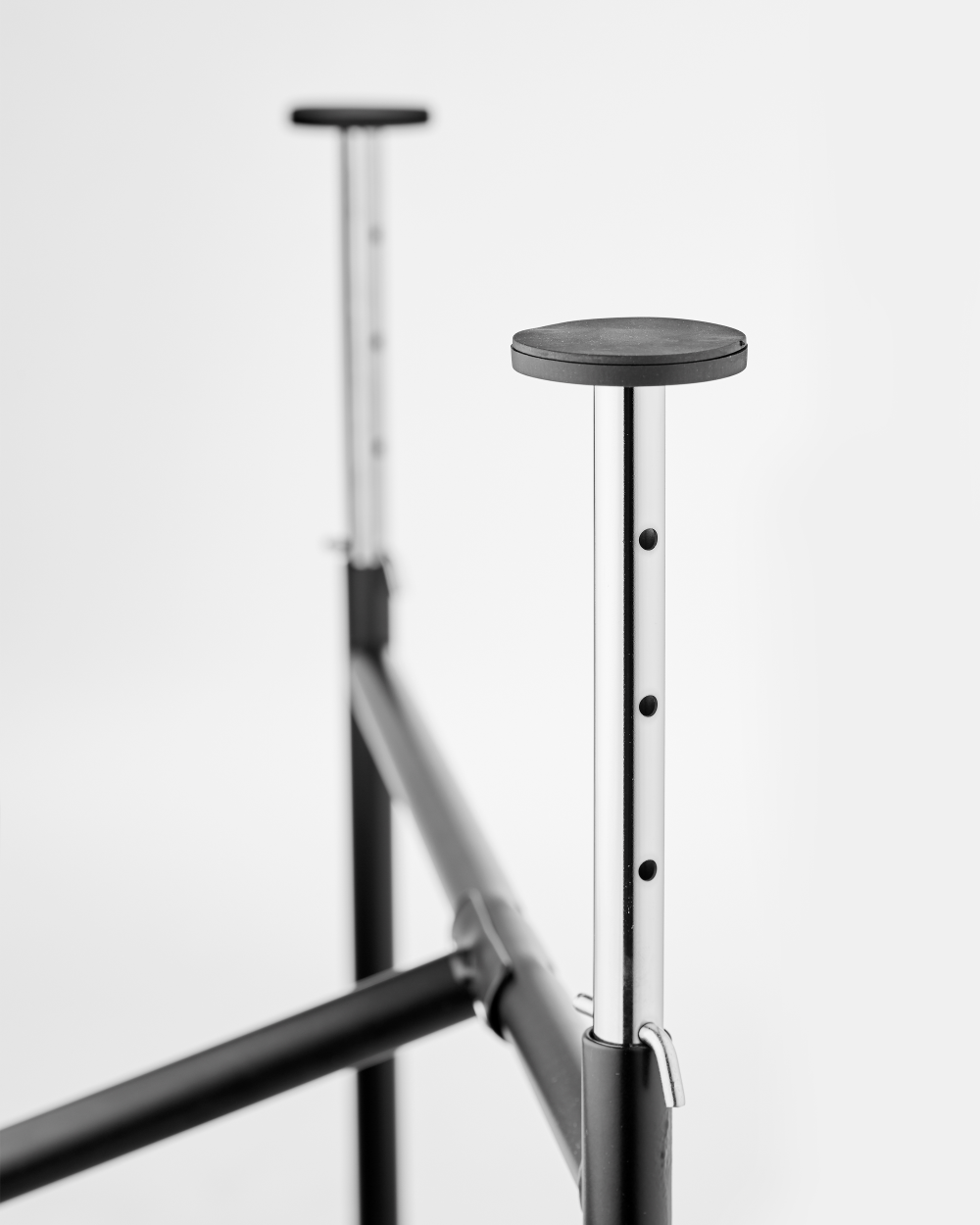 Plattenträger für E2 Tischgestell mit runder Anti-Rutsch-Auflage für sicheren Halt.