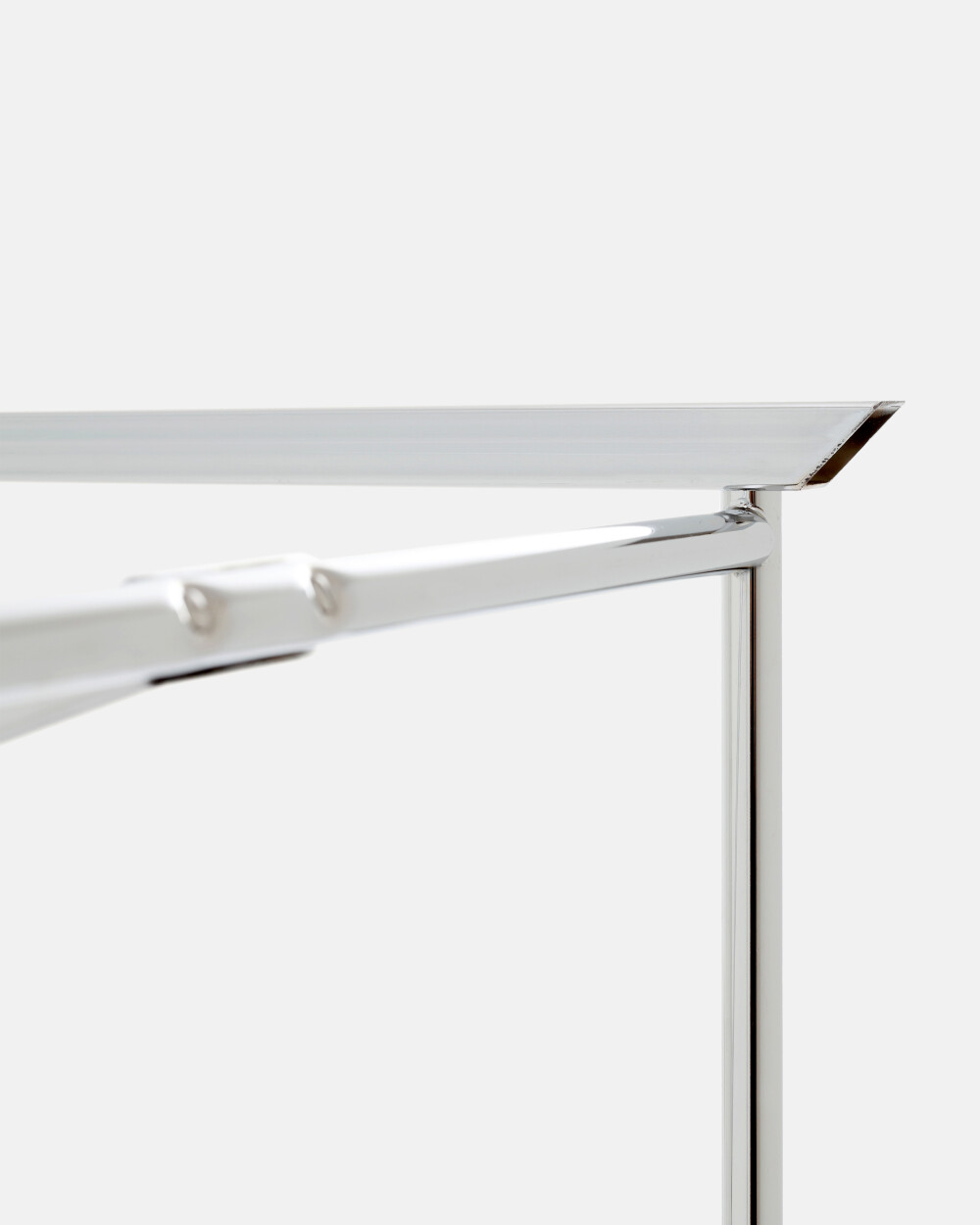 <p>Diese optionalen Stahlstreben für das E2 Tischgestell empfehlen wir als Stütze für schwere oder dünne Tischplatten. Die Plattenverstärker werden einfach auf das Gestell oder die Höhenversteller aufgesetzt. Durch vorgebohrte Löcher können Sie die Tischp