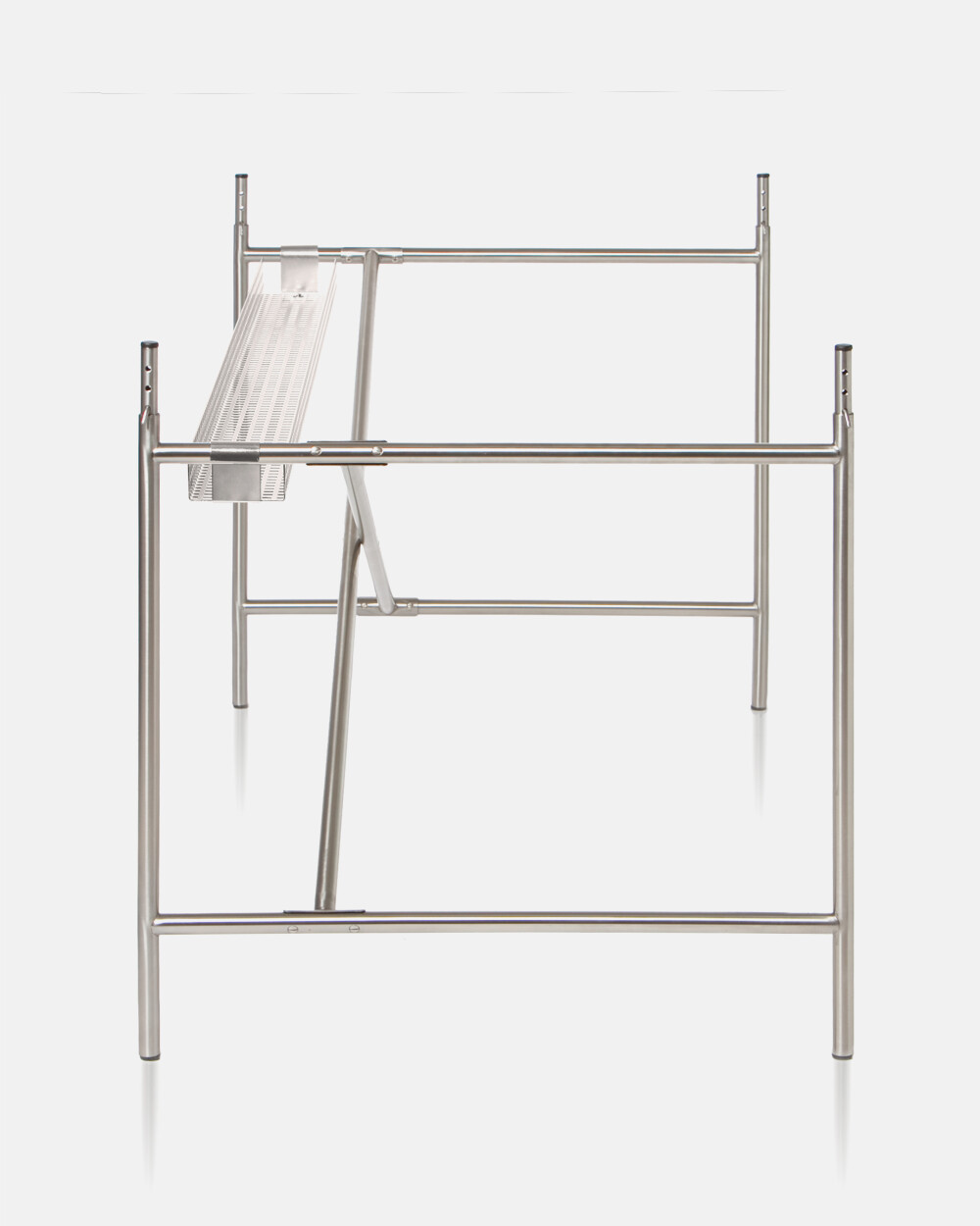 Kabelkanal aus Metall zur Montage am E2 Tischgestell, ideal für saubere Kabelführung unter Arbeits- oder Schreibtischen.