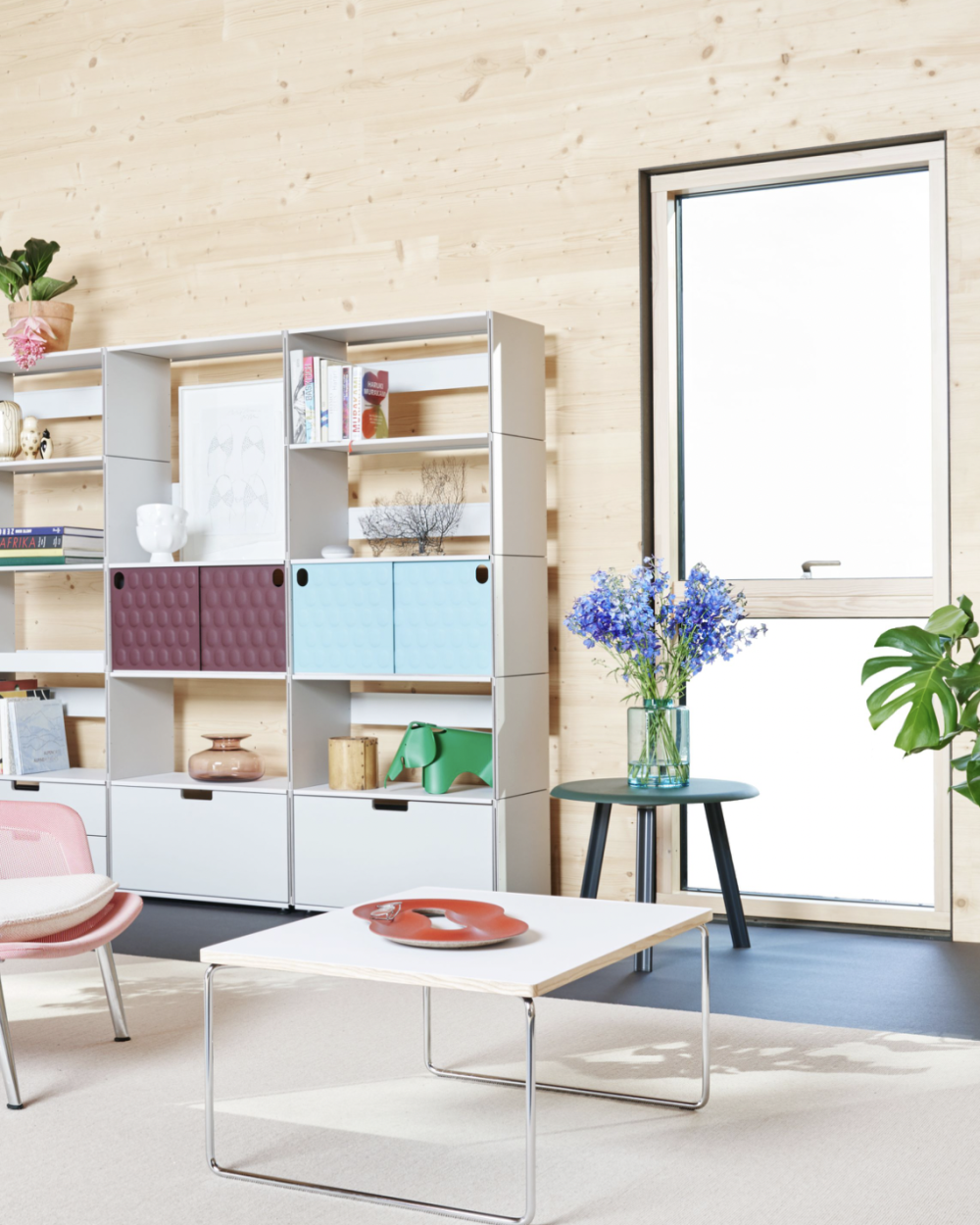 Low & Lower Ttisch von Faust mit heller Linoleum-Oberfläche, Eichenkante und glänzendem Chromgestell, im Wohnzimmer.