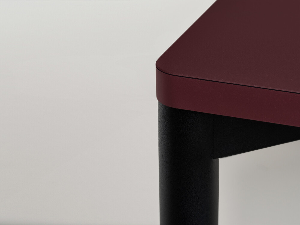 Detailansicht der Outline Tischplatte von Faust mit burgunder Linoleumoberfläche und farbgleicher Kante.