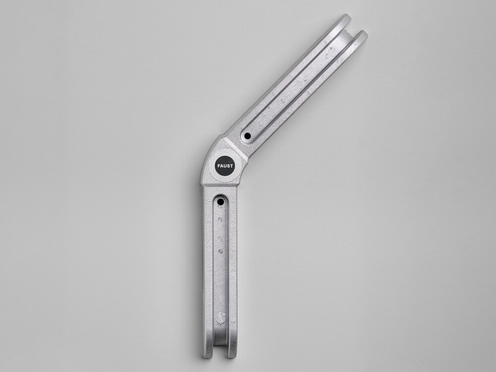 L-Connector von Faust in Aufsicht, aus Metall gefertigt, dient als Verbindungselement für die modulare Konstruktion des Outline Tischsystems.