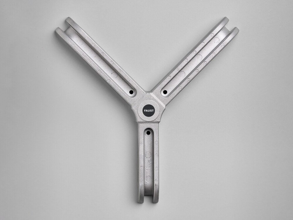 Y-förmiger Connector von Faust in silberner Ausführung, Draufsicht zur Darstellung des Verbindungselements für Outline Tische.