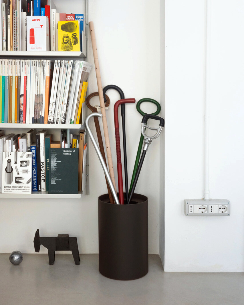 TIDY Papierkorb in Dunkelbraun als Gehstock Ständer im Mailänder Studio von Keiji Takeuchi.