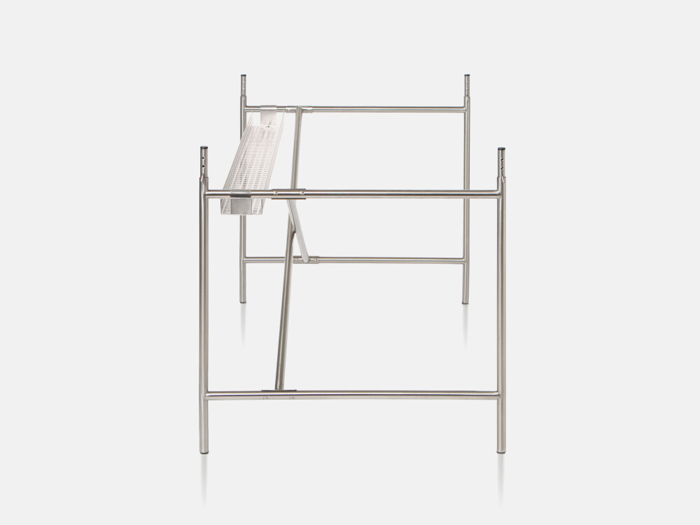 Kabelkanal aus Metall zur Montage am E2 Tischgestell, ideal für saubere Kabelführung unter Arbeits- oder Schreibtischen.