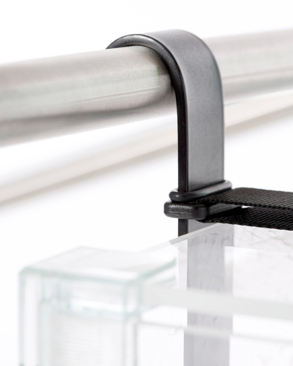 Detailansicht des PC-Halters für das E2 Tischgestell, aus pulverbeschichtetem Stahl zur sicheren Befestigung eines PC-Gehäuses unter der Tischplatte.