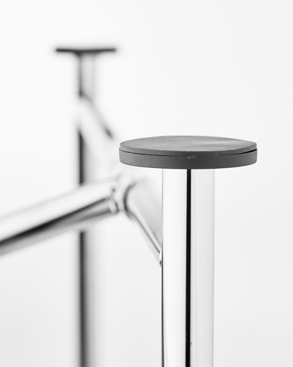 Plattenträger für E2 Tischgestell mit runder Anti-Rutsch-Auflage für sicheren Halt.